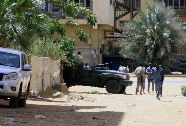 Szudán: életbe lépett a tűzszünet, folytatódik a külföldiek evakuálása