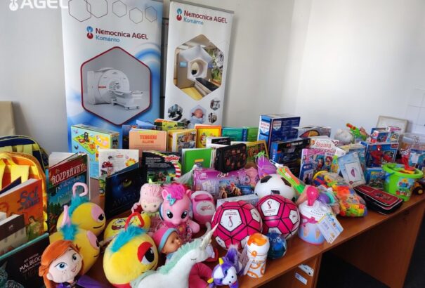 A komáromi kórház dolgozói játékokat adományoztak a Komáromi Gyermek- és Családközpont gyermekeinek