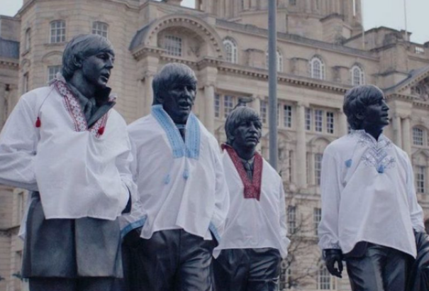 Hímzett ukrán ingbe öltöztették a Beatles négy tagjának liverpooli szobrát