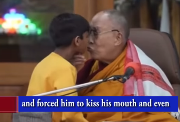 A dalai láma szájon puszilt egy kisfiút, és megkérte, hogy „szopogassa” a kiöltött nyelvét