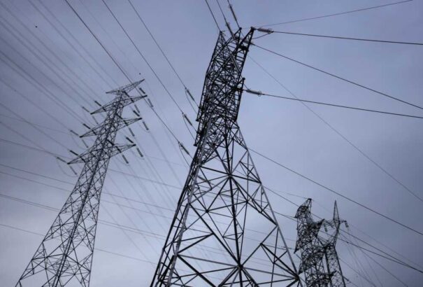 A kormány elfogadta az áram disztribúciós díjának befagyasztását – mindenki számára