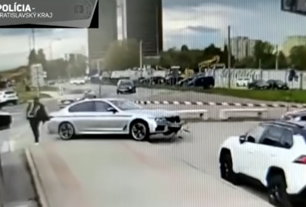 12 parkoló autóban tett kárt egy BMW-s Pozsonyban, majdnem elütött egy férfit is – Videó
