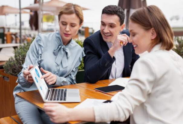 A fiatalok csaknem fele a munkát helyezi előtérbe, de vannak, akik szívesebben keresnének pénzt „semmittevéssel”