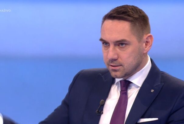 Kollár Gyimesinek: Maga oroszbarát ügynök és troll. Gyimesi Kollárnak: Önök csak nevükben demokraták. Ez a liberálfasizmus élő adásban