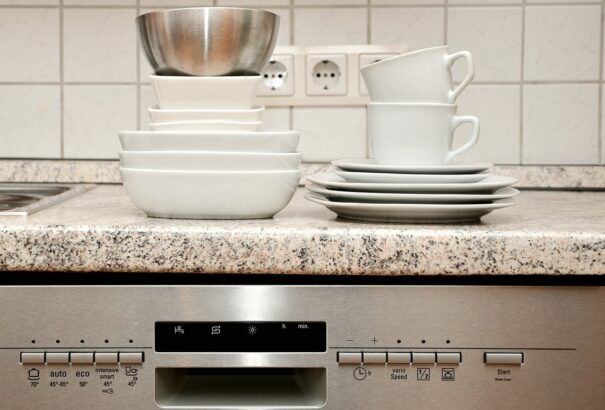 Mosogatógép beszerzése: a vásárlástól az üzembe helyezésig