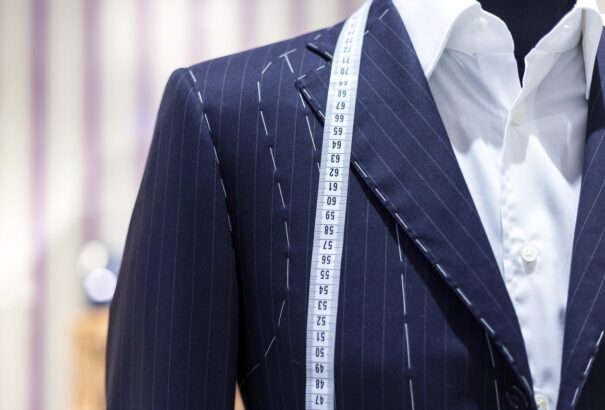 A mérték alapján készült egyedi öltöny stílusossá tesz