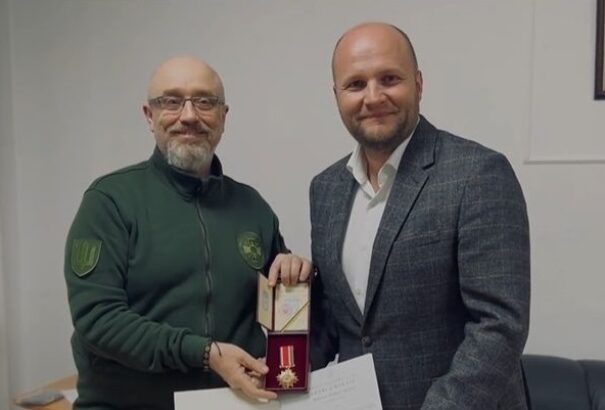 Naď védelmi minisztert kitüntették Ukrajnában