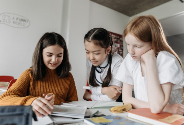 „Jó napot, lányok!” Egy brit tanárnak bocsánatot kellett kérnie a „genderileg” helytelen üdvözlésért