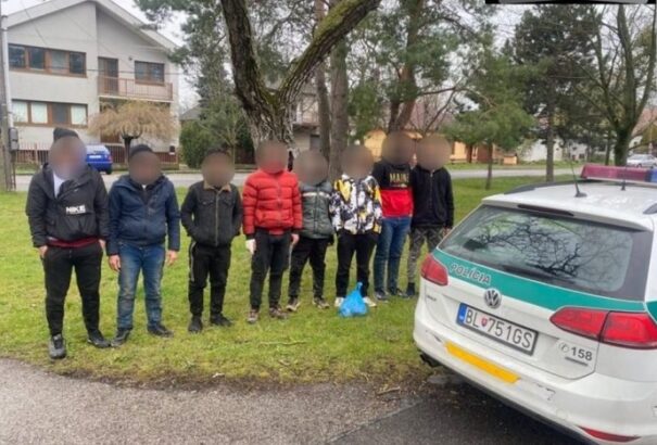 A rendőrség 15 Szíriából érkező illegális migránst vett őrizetbe Pozsony területén