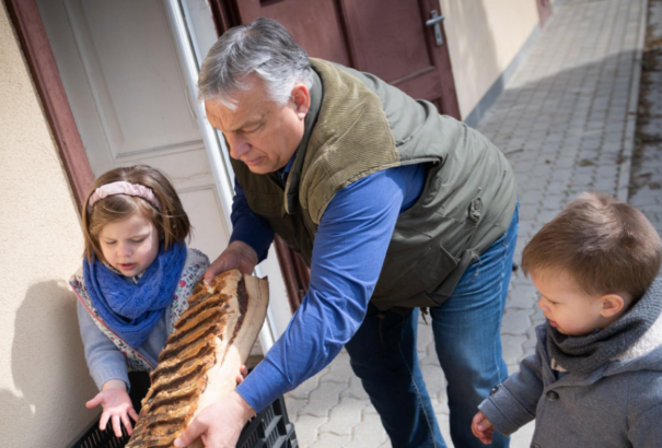 „Ez jó nehéz, de segítek majd a papának” – Orbán Viktor unokáival ment vásárolni (videó)