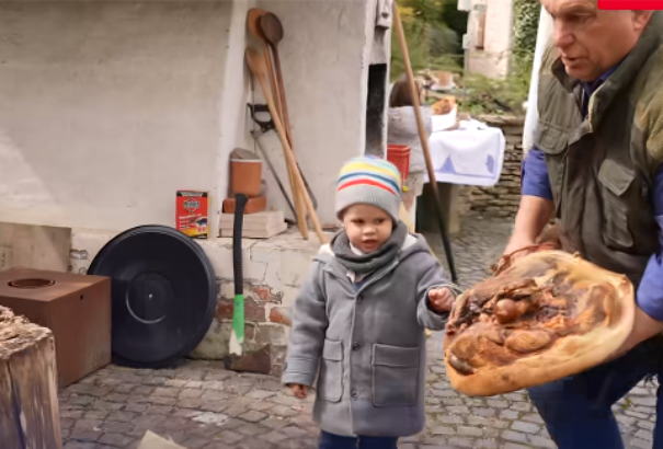 Orbán Viktor és az unokák elkészültek a sonkával (videó)