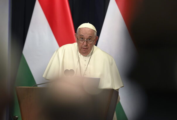Vak gyerekekkel, menekültekkel, szegényekkel és fiatalokkal találkozik Ferenc pápa