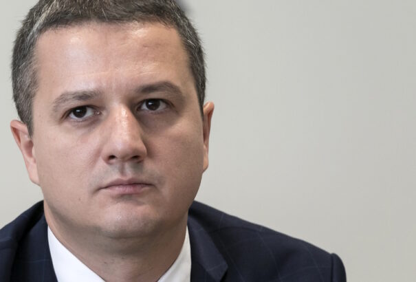 A nemzetáruló Rigó Konrád beperelte Gyimesit Györgyöt. Gyimesi reagált