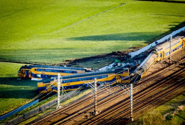 Vasúti szerencsétlenség Hollandiában: egy halott, harminc sebesült – Képekkel
