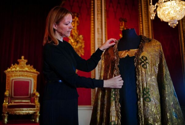 Bemutatták III. Károly király koronázási ruháit