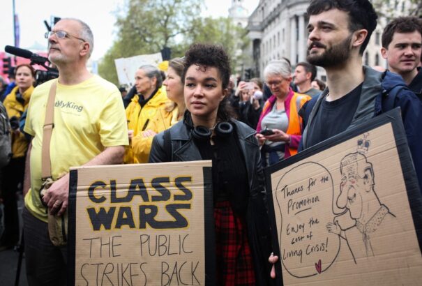 Aggódik a Human Right Watch, mert hat tüntetőt letartóztattak III. Károly koronázásakor