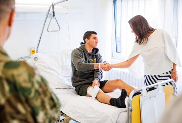 Novák Katalin meglátogatta a kórházban a Koszovóban megsérült magyar katonákat