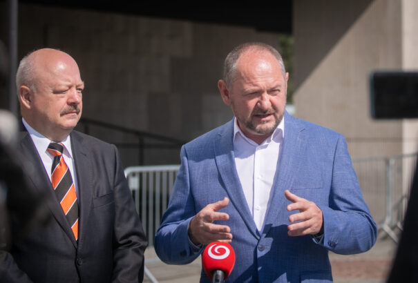 Simon Zsolt 700 ezer eurót szán a kampányra és szívesen együttműködne a Most-Híddal