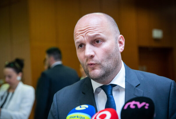 Naď továbbra is testőröket kért maga mellé a halálos fenyegetések miatt