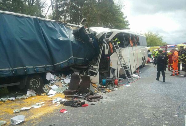 Szlovákiai buszbaleset – Két sérültet mélyaltatásban tartanak