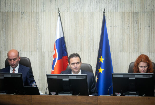 Az állam aláírta a szerződést a rimaszombati gyárról