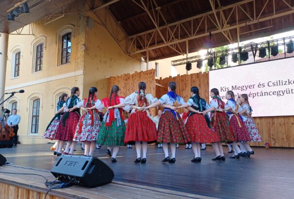 Ismét sikeres volt Komáromban a Szlovákiai Magyar Táncháztalálkozó