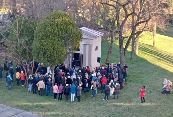 A komáromi romkápolna útja a „Száz Ima Kápolnája” címig – Képekkel