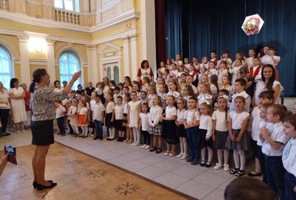 Óvodások életigenlő dalaitól zengett a komáromi Tiszti Pavilon díszterme – Képekkel