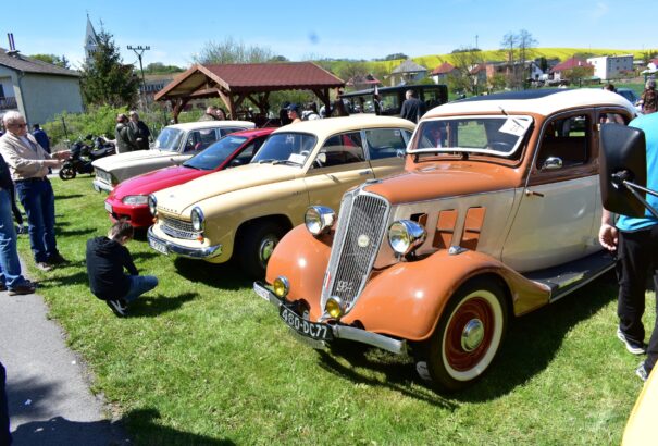 A keleti blokk veterán autóinak találkozója Sőregen – képriport
