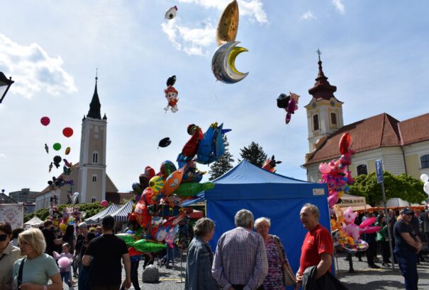 Rimaszombat az áprilisi bolondos időjárás után egy sikeres vásárt rendezett a gyönyörű időben – Képriport