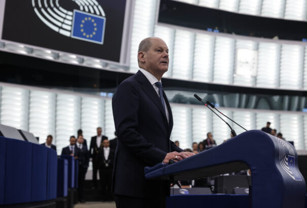 Scholz: Az EU nem hagyhatja magát megfélemlíteni Putyin erődemonstrációjától