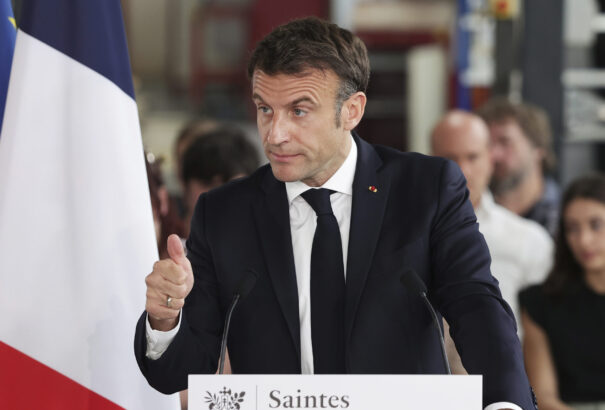 Emmanuel Macron és több magas rangú politikai vezető érkezik Szlovákiába a hó végén