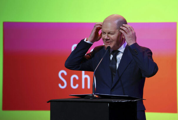 Német kancellár: „teljesen hibbant” dolgot művel, aki az úttestre ragasztja magát a klímavédelem jegyében