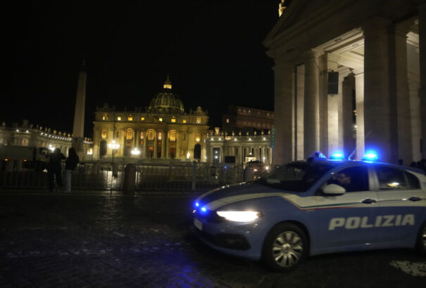 Egy férfi autóval törte át Vatikánváros egyik kapuját