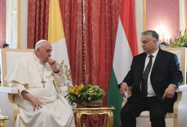 Nézőpont: A magyarok szerint Ferenc pápa és Orbán Viktor a leginkább békepárti