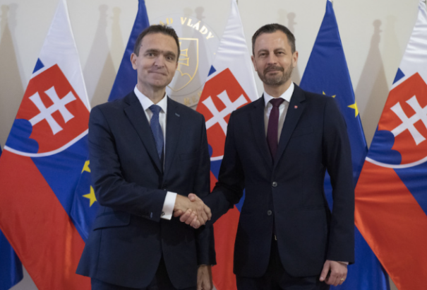 Az új miniszterelnök átvette a kormányhivatalt elődjétől, Eduard Hegertől