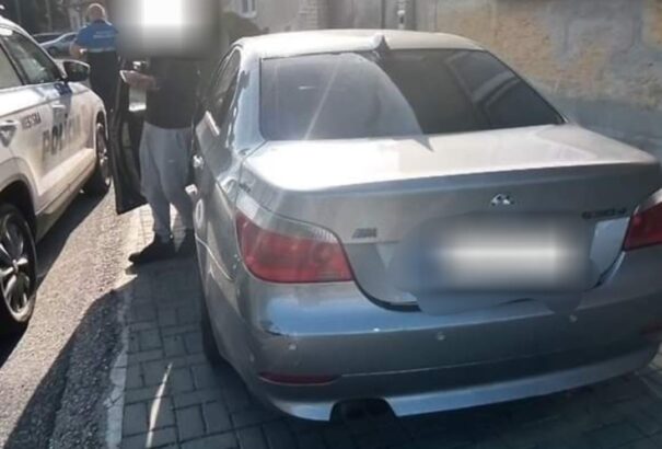 Egy 14 éves sofőr kocsikázott apuci BMW-jével. A kocsiban további négy haverja feszített