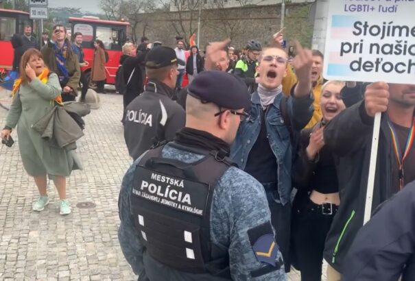Agresszív, közveszélyes LMGTQ-aktivisták támadtak Igor Matovičra a parlament előtt – Videóval