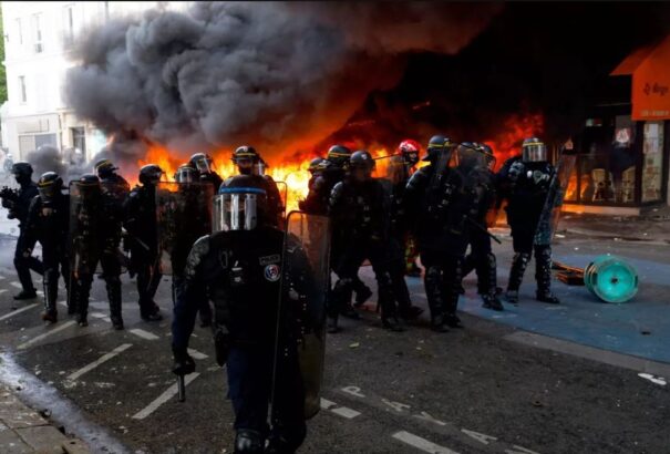 Tízezrek tüntetnek a francia nagyvárosokban a nyugdíjreform ellen