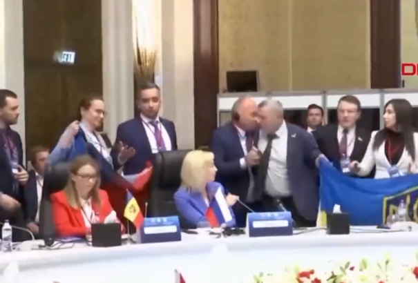 Összeverekedtek az ukrán és az orosz delegáció tagjai Ankarában (videó)