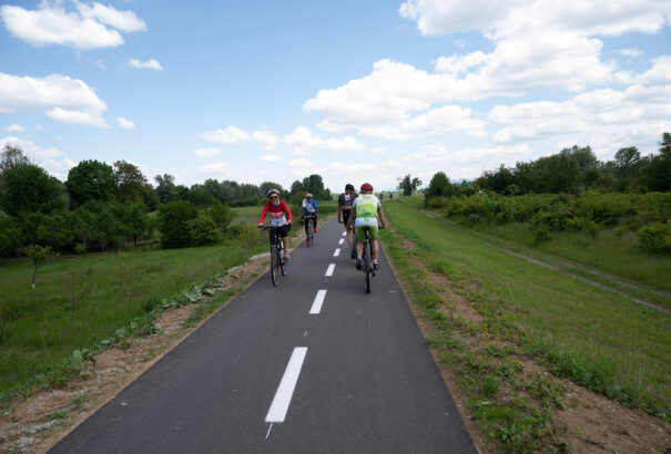 Gránát hevert egy kerékpárút mellett Eperjes megyében