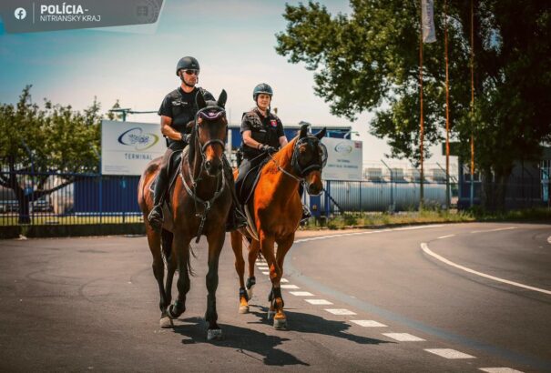 Illegális bevándorlás: Lovas rendőrök járőröznek Komárom utcáin