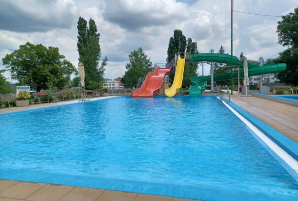 Friss információk a komáromi strandfürdő, valamint a Holt-Vág parti csónakkölcsönző nyári működéséről