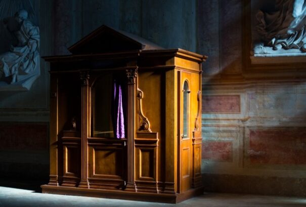 Az SaS azt akarja, hogy a papok kötelesek legyenek bejelenteni azokat a bűncselekményeket, amelyekről a gyónás során szereznek tudomást