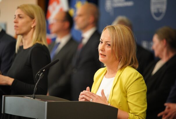 A munkaügyi tárca milliókkal támogatja az NGO-kat, miközben állítólag tarthatatlan a költségvetés helyzete