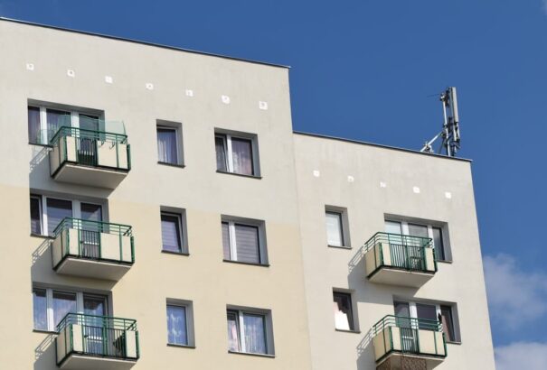 Egy hároméves kisfiú kizuhant a negyedik emeletről – túlélte