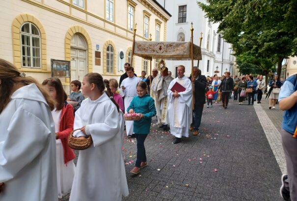 Ünnepi körmenet jelezte az Úr napját Komáromban – Képekkel