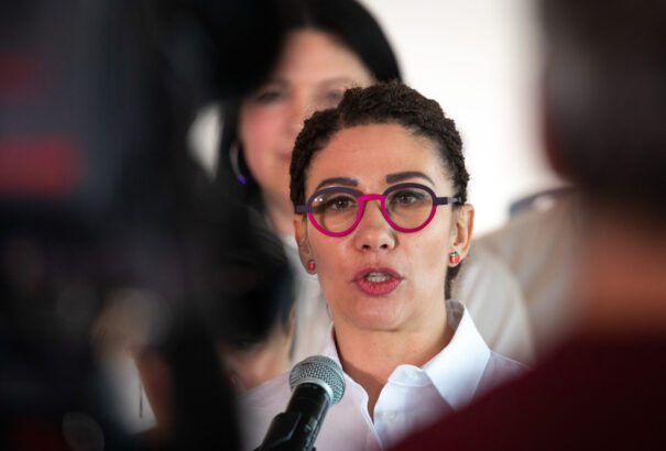 Nicholsonová a Demokratival tárgyal. Feltételei vannak, de csak egy dolgot tud cserébe felkínálni