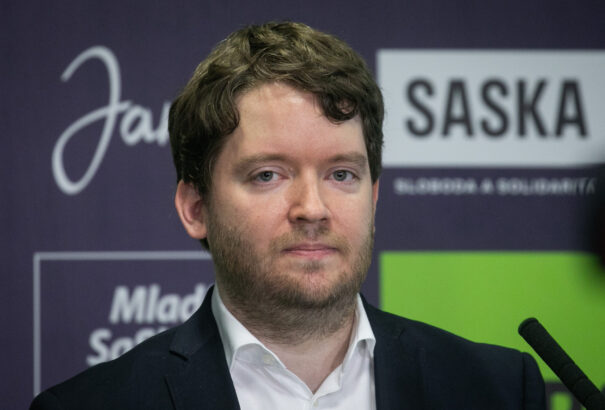 Ravasz szerint ma a Szövetség, Simon és a Most-Híd is esélytelen a parlamenti bejutásra. Ezért az SaS listáján indul