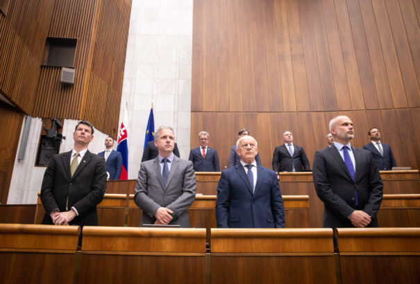 Nem szavaztak bizalmat az Ódor-kormánynak a parlamentben